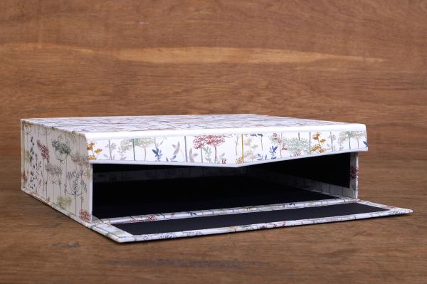 Handgemachte Box mit Eukalyptusblätter, illustriert mit Aquarell, Grünnuancen zart, helle Leinenkanten
